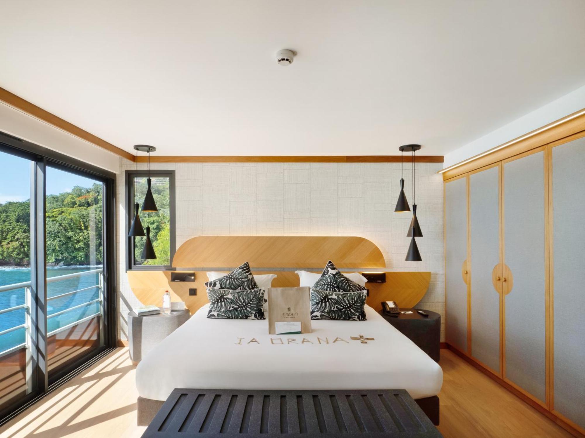 Ocean Front 2 Bedroom Signature Suite Hot Tub