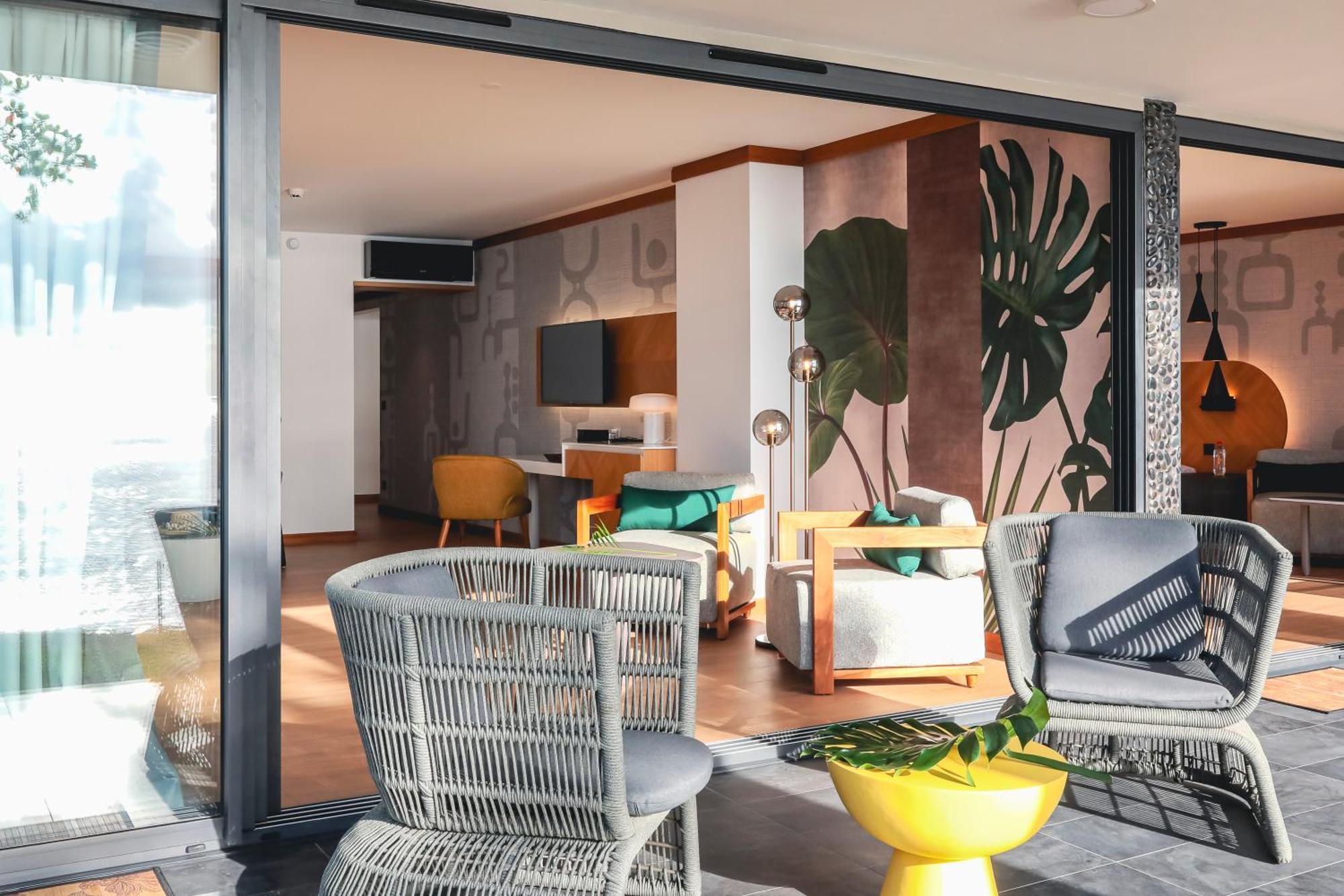 Ocean Front Royal 2 Bedroom Suite Private pool Kitchen